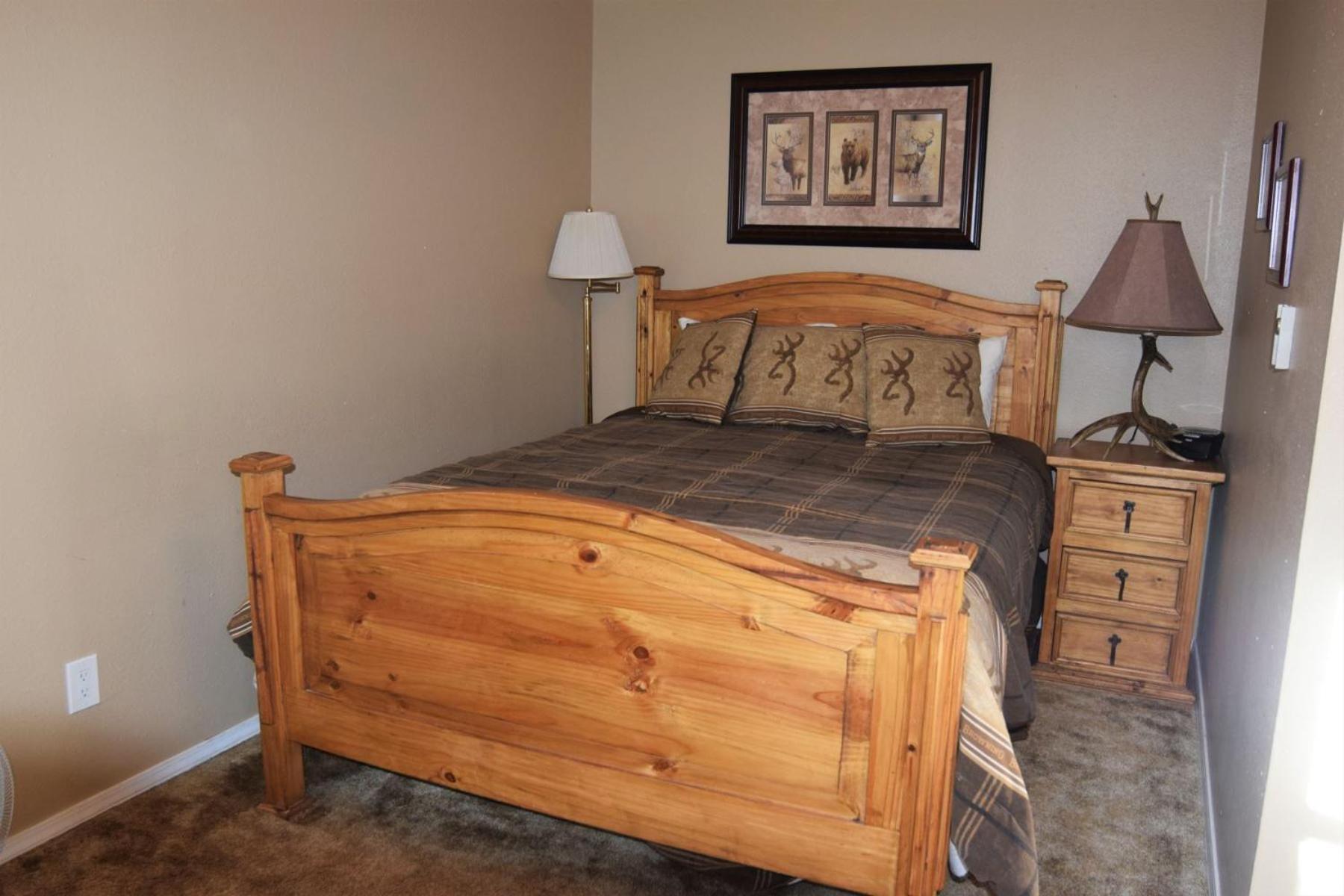 Claim Jumper Townhouse 16 - On The River - Across From The Fishing Ponds - In Town - Near The Ski Area - Fireplace - Wifi - Sate Red River Dış mekan fotoğraf